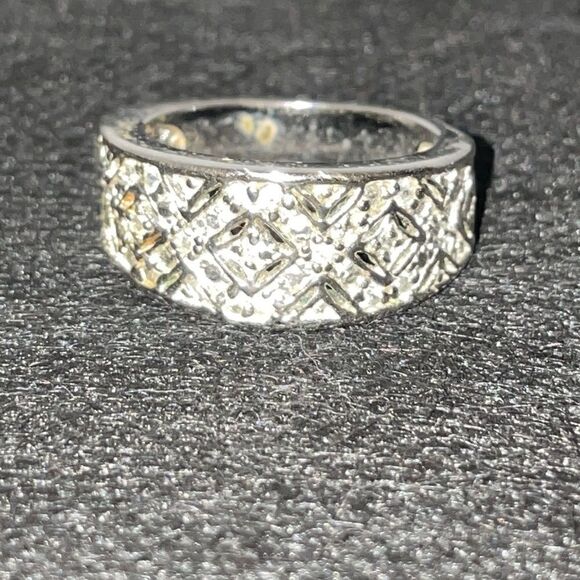 Beautiful ring  - Picture 2 of 8